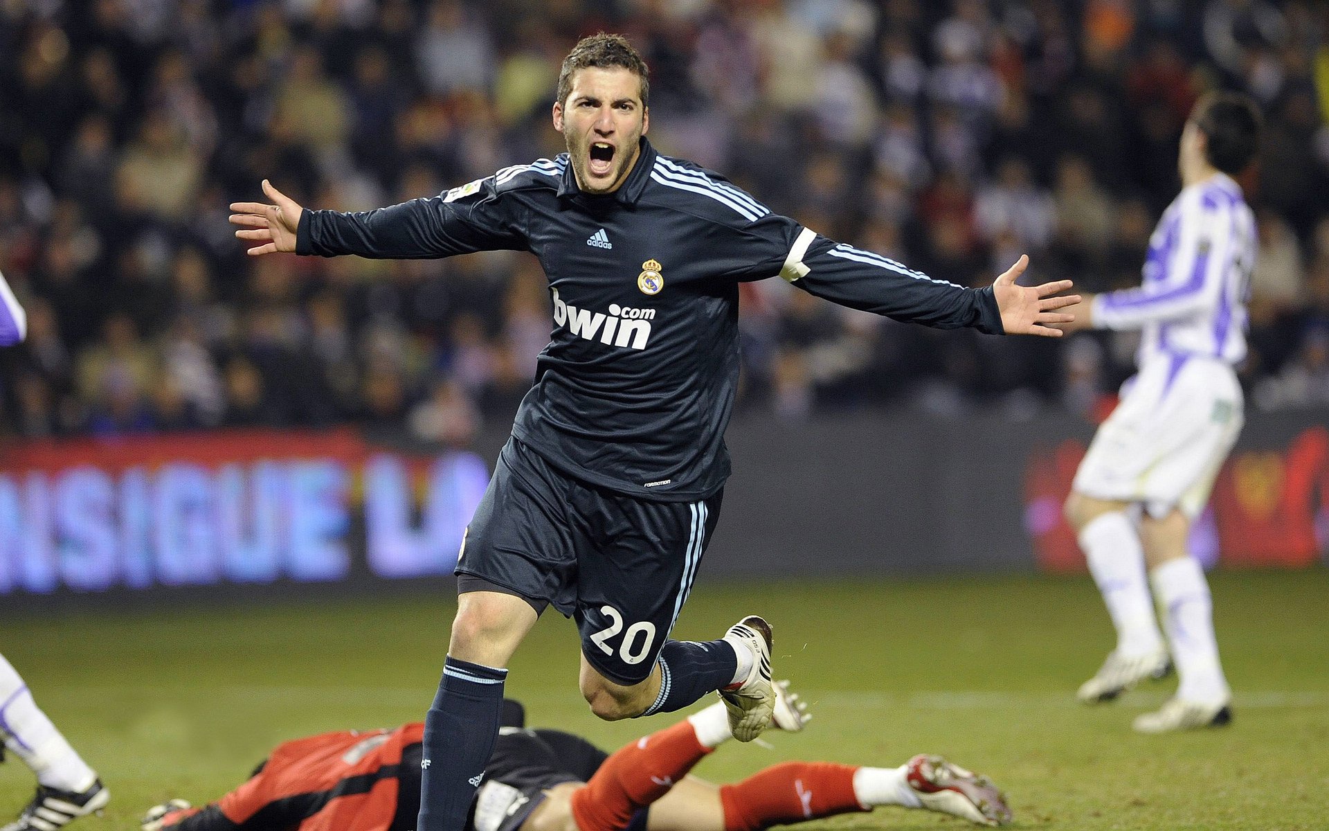 郑钦文手感滚烫，带领洛杉矶快船大胜尤文图斯，赛后一句话霸气侧漏的简单介绍